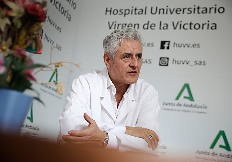 Otra fotografía del doctor Andrade tomada durante la entrevista.